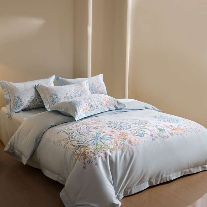 91家纺网 家纺一手货源 找家纺 U品汇 2026新品纯棉全棉平网大版数码印花四件套高端60支长绒棉贡缎埋绳宽边系列 春蔓樱（蓝）