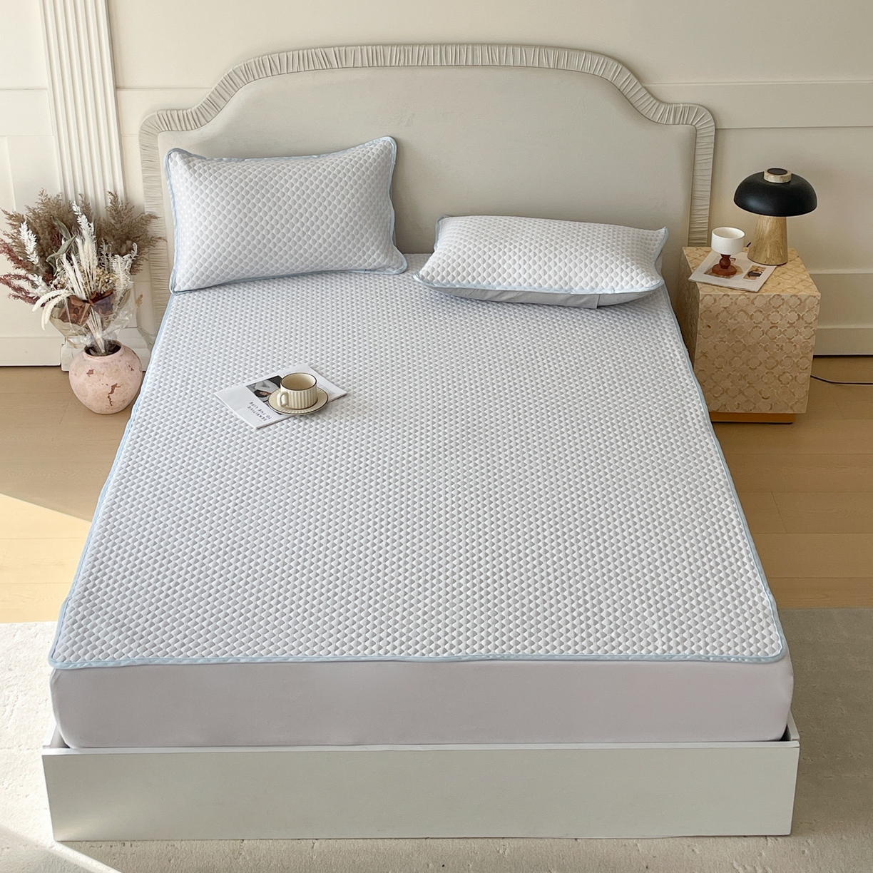 91家纺网 家纺一手货源 找家纺 莱米家纺 2026新款简约纯色凉豆豆床席款凉席 豆豆微微兰