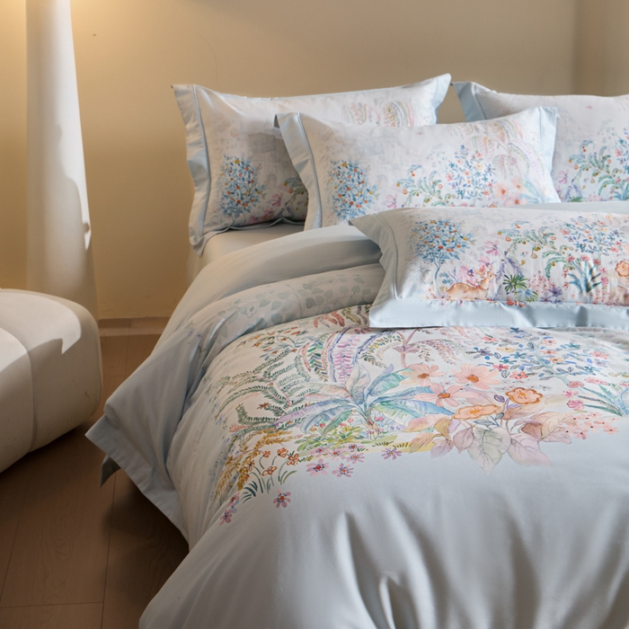 91家纺网 家纺一手货源 找家纺 U品汇 2026新品纯棉全棉平网大版数码印花四件套高端60支长绒棉贡缎埋绳宽边系列 春蔓樱（蓝）