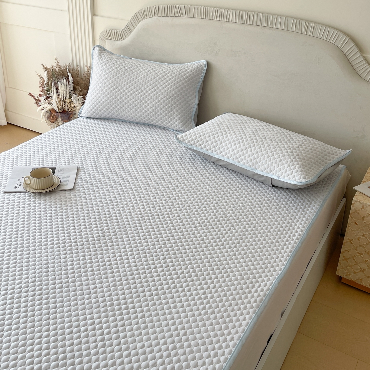 91家纺网 家纺一手货源 找家纺 莱米家纺 2026新款简约纯色凉豆豆床席款凉席 豆豆微微兰