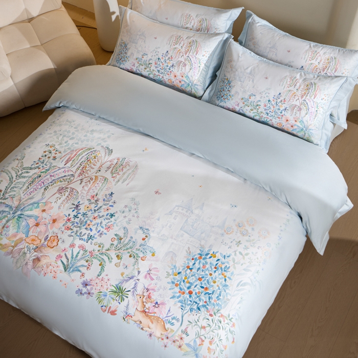 91家纺网 家纺一手货源 找家纺 U品汇 2026新品纯棉全棉平网大版数码印花四件套高端60支长绒棉贡缎埋绳宽边系列 春蔓樱（蓝）