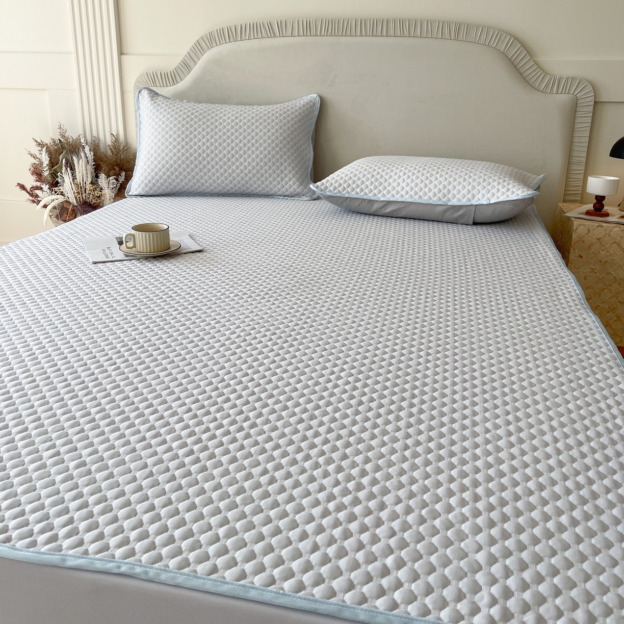 91家纺网 家纺一手货源 找家纺 莱米家纺 2026新款简约纯色凉豆豆床席款凉席 豆豆微微兰