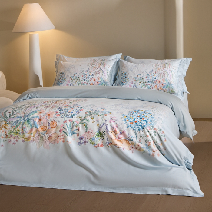 91家纺网 家纺一手货源 找家纺 U品汇 2026新品纯棉全棉平网大版数码印花四件套高端60支长绒棉贡缎埋绳宽边系列 春蔓樱（蓝）