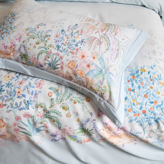 91家纺网 家纺一手货源 找家纺 U品汇 2026新品纯棉全棉平网大版数码印花四件套高端60支长绒棉贡缎埋绳宽边系列 春蔓樱（蓝）