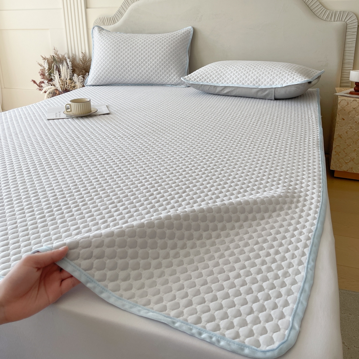 91家纺网 家纺一手货源 找家纺 莱米家纺 2026新款简约纯色凉豆豆床席款凉席 豆豆微微兰