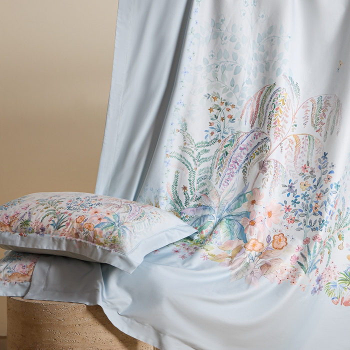 91家纺网 家纺一手货源 找家纺 U品汇 2026新品纯棉全棉平网大版数码印花四件套高端60支长绒棉贡缎埋绳宽边系列 春蔓樱（蓝）