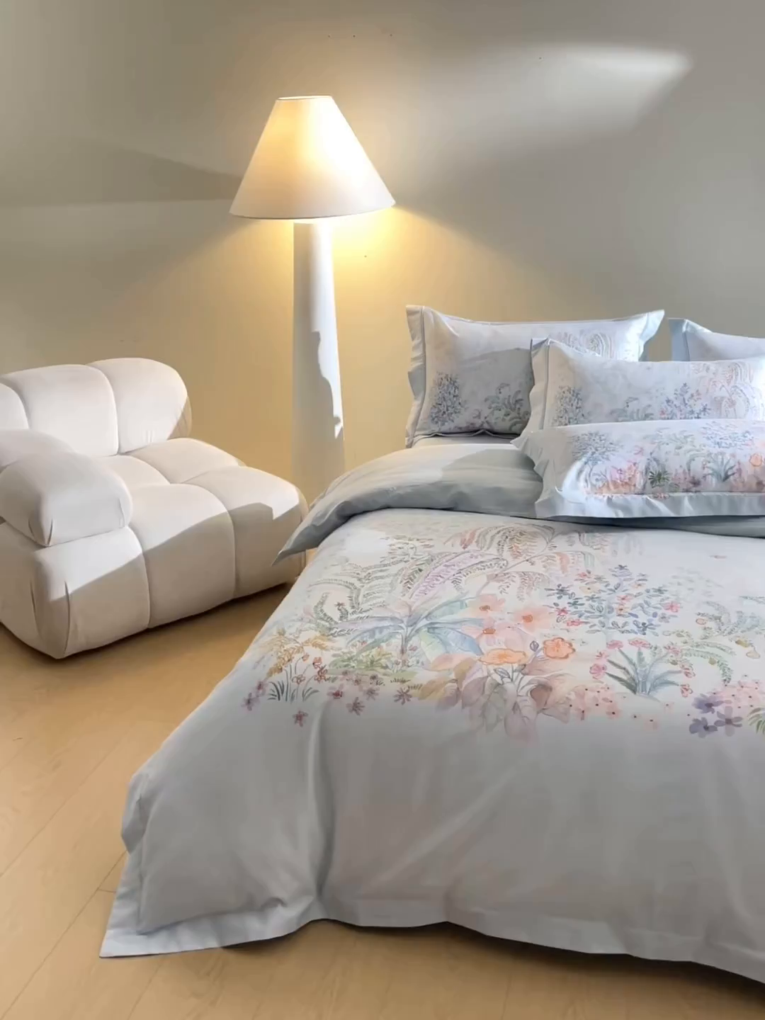 91家纺网 家纺一手货源 找家纺 U品汇 2026新品纯棉全棉平网大版数码印花四件套高端60支长绒棉贡缎埋绳宽边系列 春蔓樱（蓝）