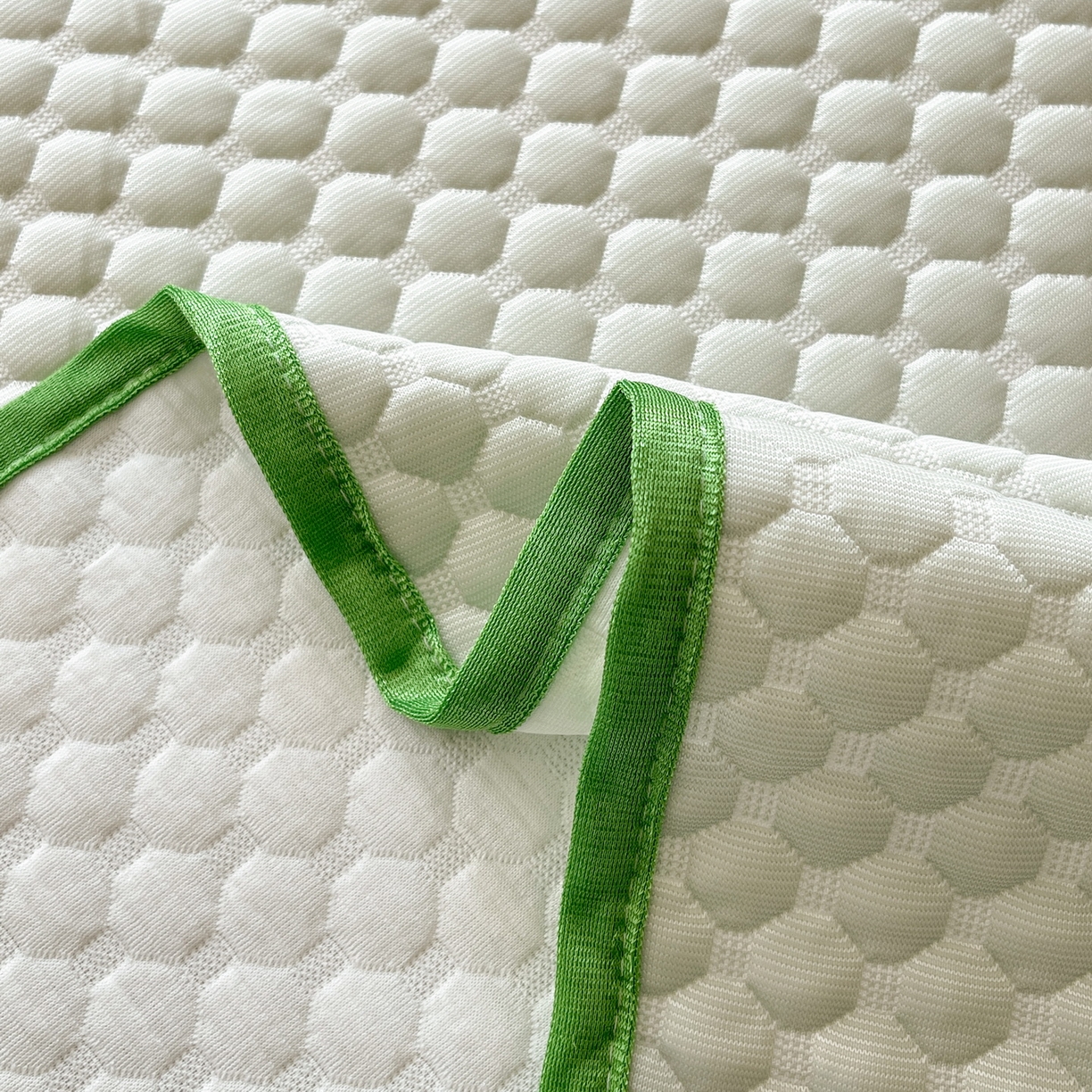 91家纺网 家纺一手货源 找家纺 莱米家纺 2026新款简约纯色凉豆豆床席款凉席 豆豆香草绿