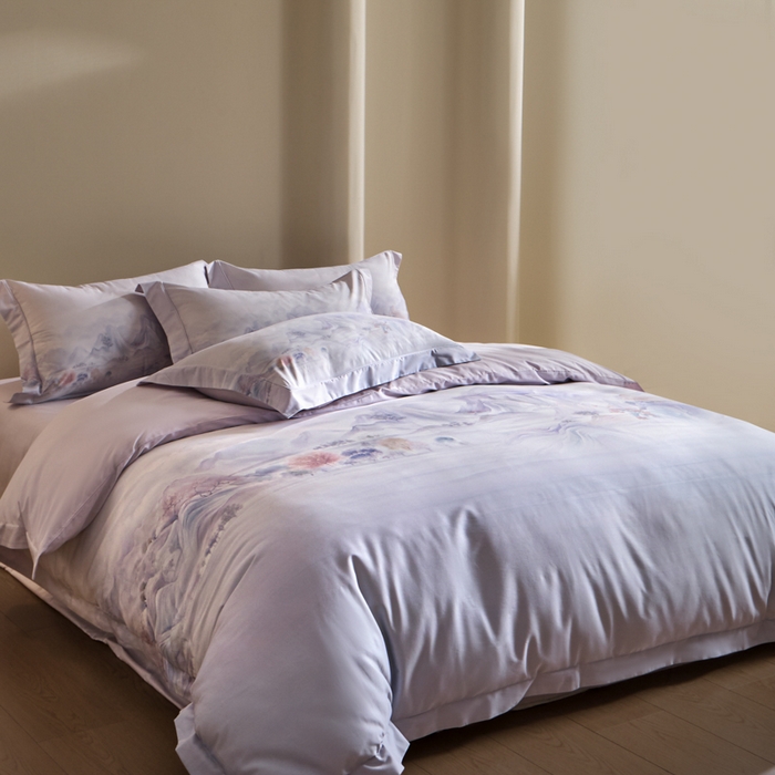 91家纺网 家纺一手货源 找家纺 U品汇 2026新品纯棉全棉平网大版数码印花四件套高端60支长绒棉贡缎埋绳宽边系列 淡墨春山（紫）