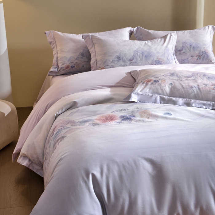 91家纺网 家纺一手货源 找家纺 U品汇 2026新品纯棉全棉平网大版数码印花四件套高端60支长绒棉贡缎埋绳宽边系列 淡墨春山（紫）