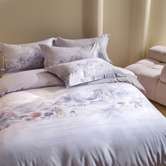 91家纺网 家纺一手货源 找家纺 U品汇 2026新品纯棉全棉平网大版数码印花四件套高端60支长绒棉贡缎埋绳宽边系列 淡墨春山（紫）