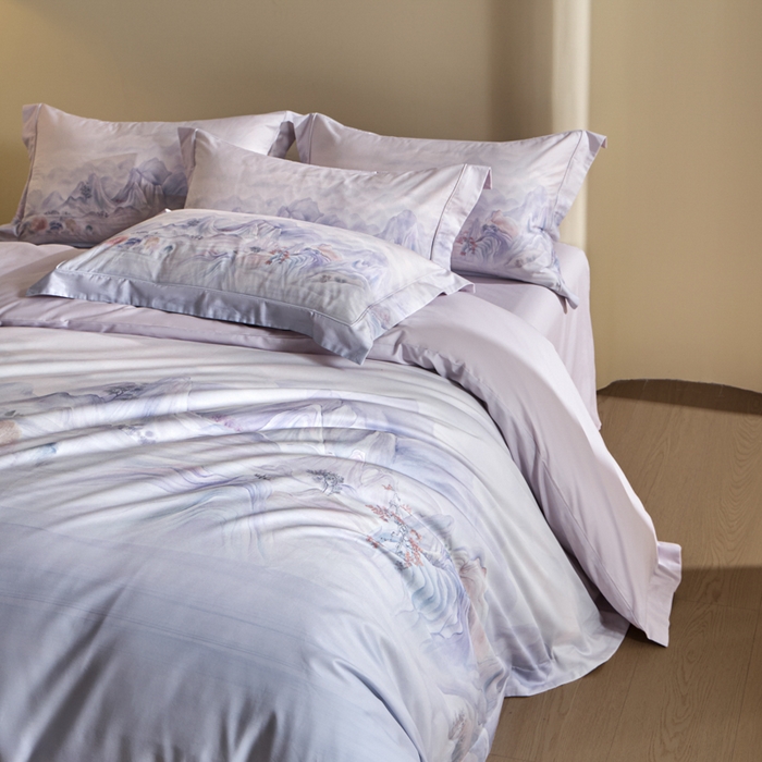 91家纺网 家纺一手货源 找家纺 U品汇 2026新品纯棉全棉平网大版数码印花四件套高端60支长绒棉贡缎埋绳宽边系列 淡墨春山（紫）