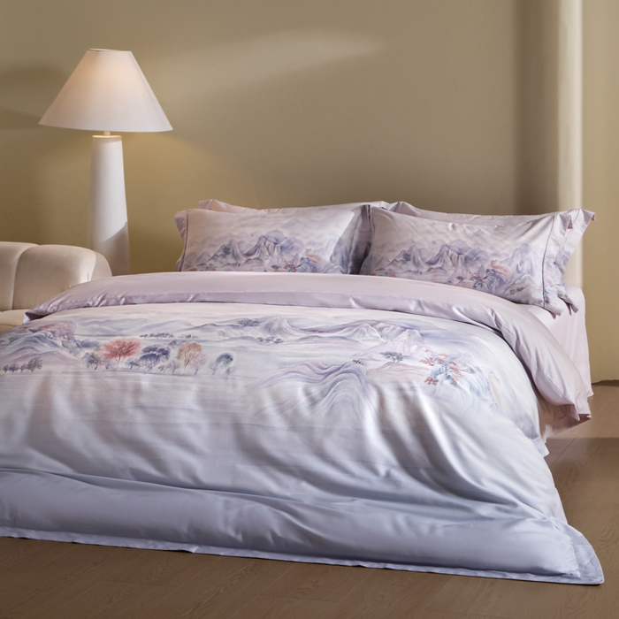 91家纺网 家纺一手货源 找家纺 U品汇 2026新品纯棉全棉平网大版数码印花四件套高端60支长绒棉贡缎埋绳宽边系列 淡墨春山（紫）