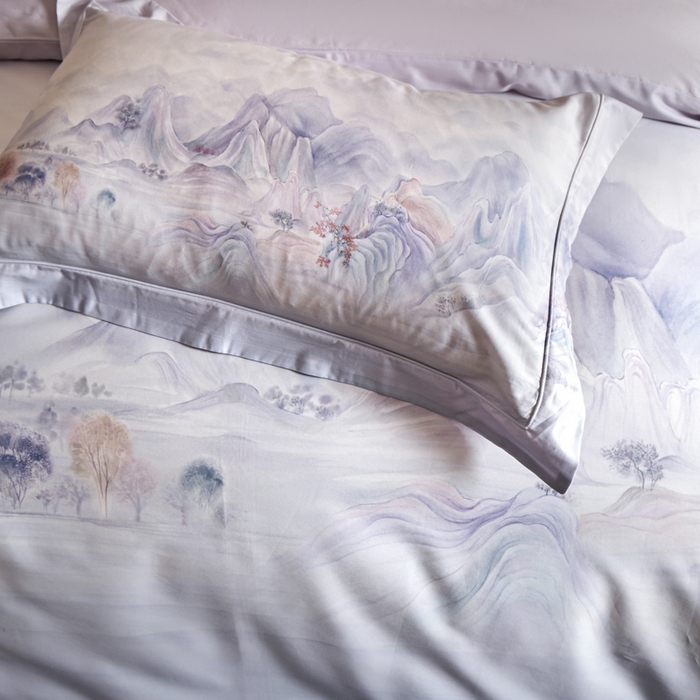 91家纺网 家纺一手货源 找家纺 U品汇 2026新品纯棉全棉平网大版数码印花四件套高端60支长绒棉贡缎埋绳宽边系列 淡墨春山（紫）