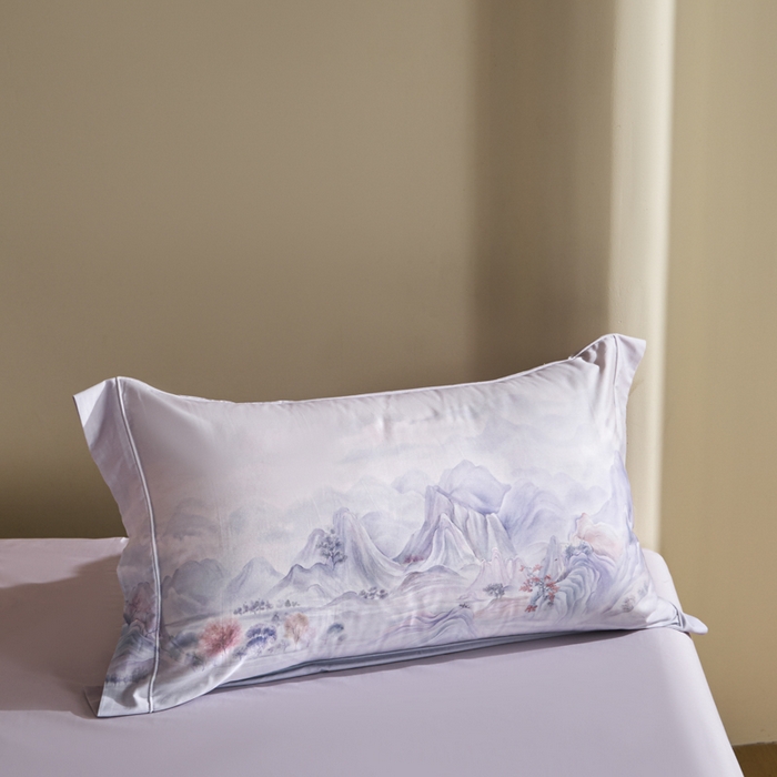 91家纺网 家纺一手货源 找家纺 U品汇 2026新品纯棉全棉平网大版数码印花四件套高端60支长绒棉贡缎埋绳宽边系列 淡墨春山（紫）