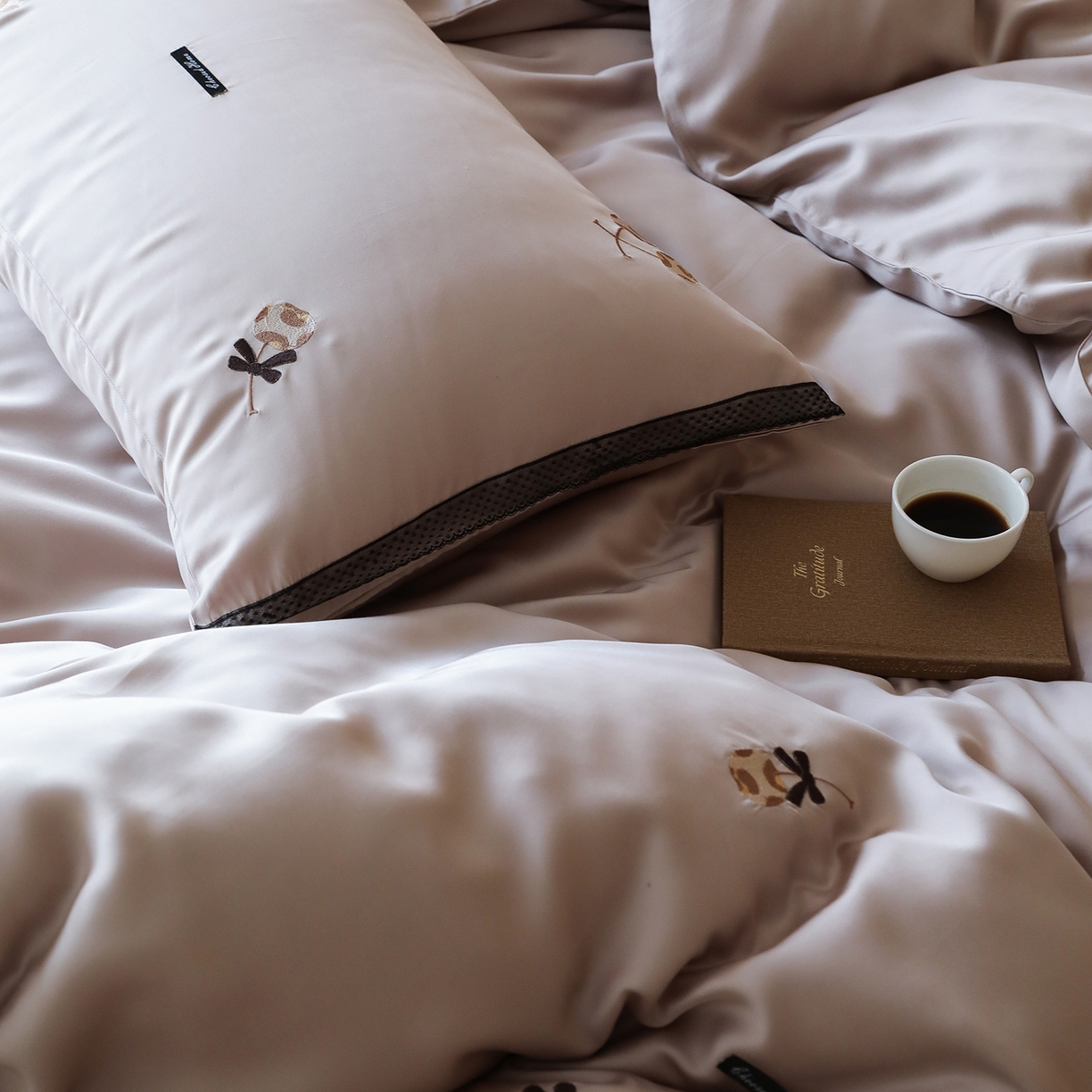 91家纺网 家纺一手货源 找家纺 初拾 2026新款60支兰精天丝可爱豹纹四件套-樱梦 樱梦-米咖