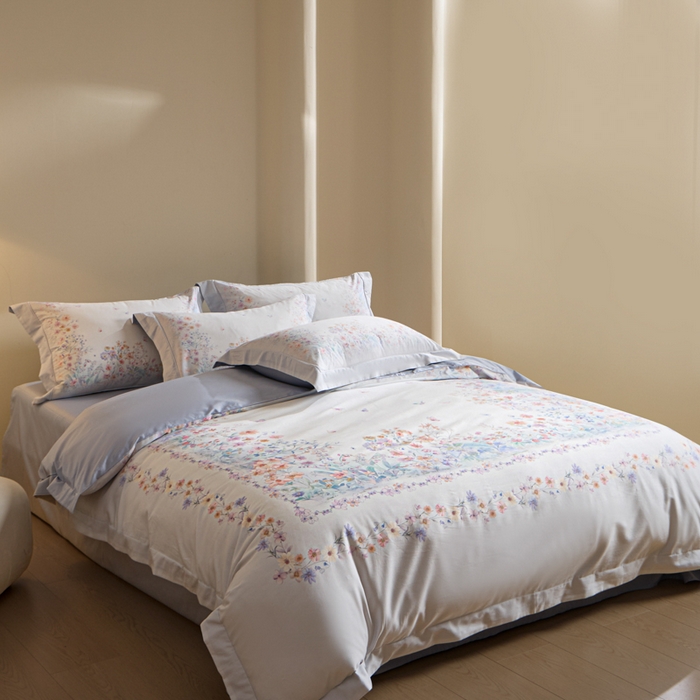 91家纺网 家纺一手货源 找家纺 U品汇 2026新品纯棉全棉平网大版数码印花四件套高端60支长绒棉贡缎埋绳宽边系列 花间逐梦（蓝紫）