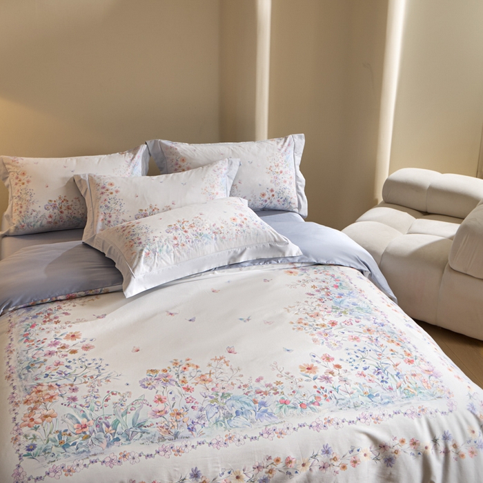 91家纺网 家纺一手货源 找家纺 U品汇 2026新品纯棉全棉平网大版数码印花四件套高端60支长绒棉贡缎埋绳宽边系列 花间逐梦（蓝紫）