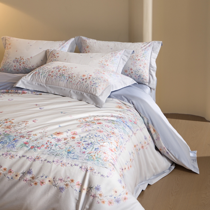 91家纺网 家纺一手货源 找家纺 U品汇 2026新品纯棉全棉平网大版数码印花四件套高端60支长绒棉贡缎埋绳宽边系列 花间逐梦（蓝紫）