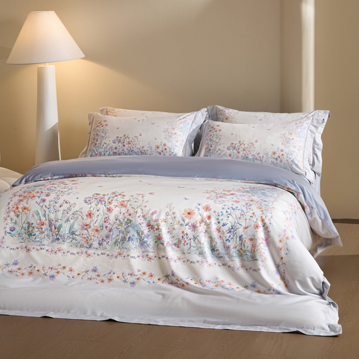 91家纺网 家纺一手货源 找家纺 U品汇 2026新品纯棉全棉平网大版数码印花四件套高端60支长绒棉贡缎埋绳宽边系列 花间逐梦（蓝紫）