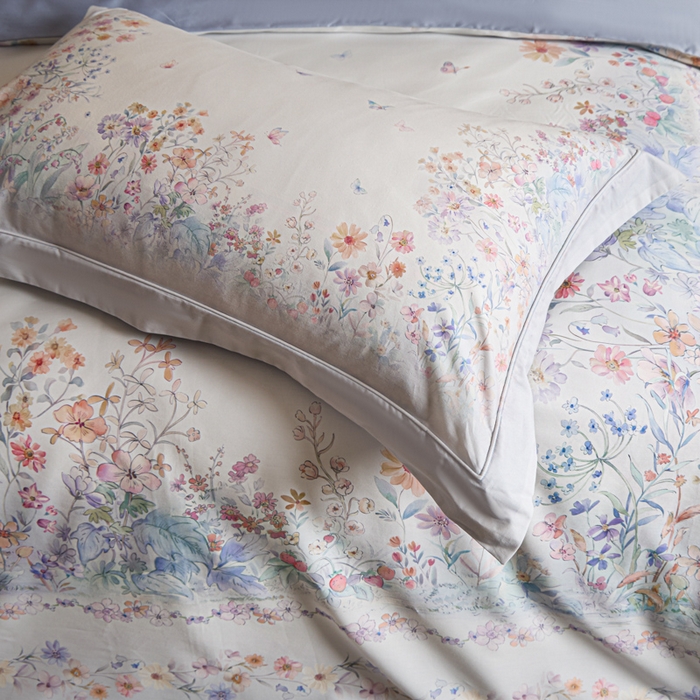 91家纺网 家纺一手货源 找家纺 U品汇 2026新品纯棉全棉平网大版数码印花四件套高端60支长绒棉贡缎埋绳宽边系列 花间逐梦（蓝紫）