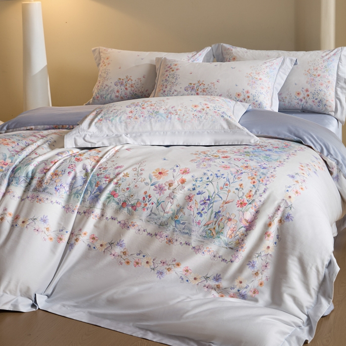 91家纺网 家纺一手货源 找家纺 U品汇 2026新品纯棉全棉平网大版数码印花四件套高端60支长绒棉贡缎埋绳宽边系列 花间逐梦（蓝紫）