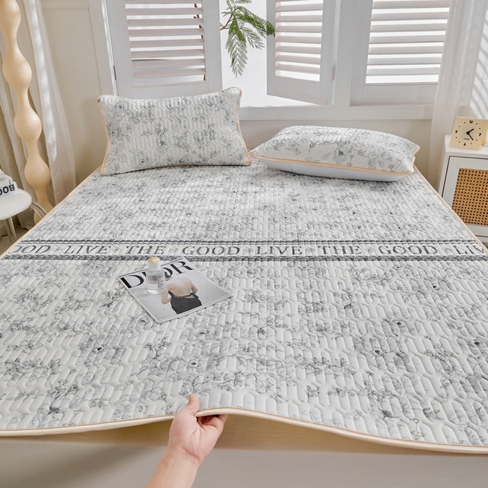 91家纺网 家纺一手货源 找家纺 （总）美丽折2026新品6mm厚天然乳胶凉席三件套 大版印花卡通乳胶凉席平铺款