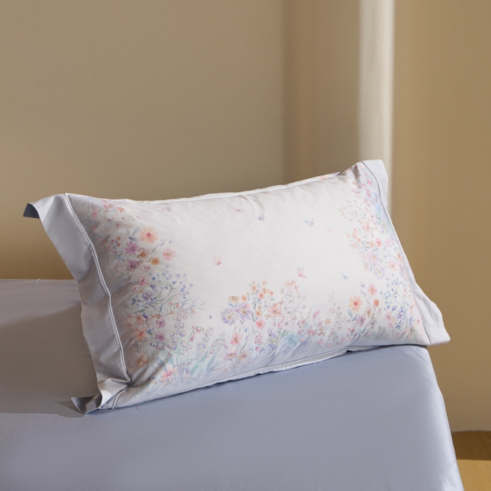 91家纺网 家纺一手货源 找家纺 U品汇 2026新品纯棉全棉平网大版数码印花四件套高端60支长绒棉贡缎埋绳宽边系列 花间逐梦（蓝紫）