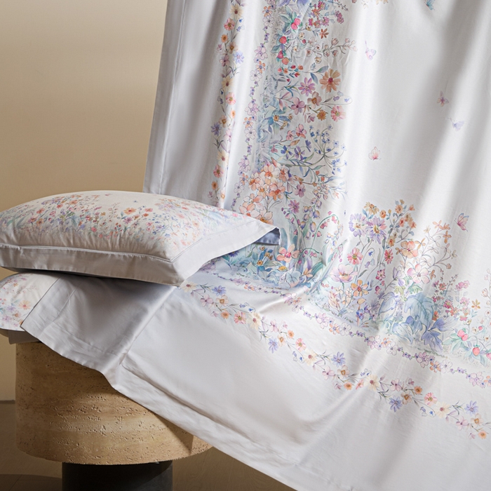 91家纺网 家纺一手货源 找家纺 U品汇 2026新品纯棉全棉平网大版数码印花四件套高端60支长绒棉贡缎埋绳宽边系列 花间逐梦（蓝紫）