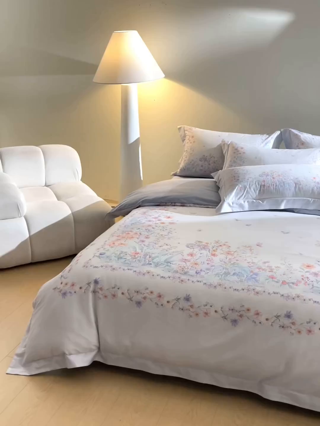 91家纺网 家纺一手货源 找家纺 U品汇 2026新品纯棉全棉平网大版数码印花四件套高端60支长绒棉贡缎埋绳宽边系列 花间逐梦（蓝紫）