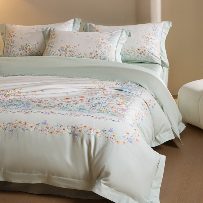 91家纺网 家纺一手货源 找家纺 U品汇 2026新品纯棉全棉平网大版数码印花四件套高端60支长绒棉贡缎埋绳宽边系列 花间逐梦（绿）