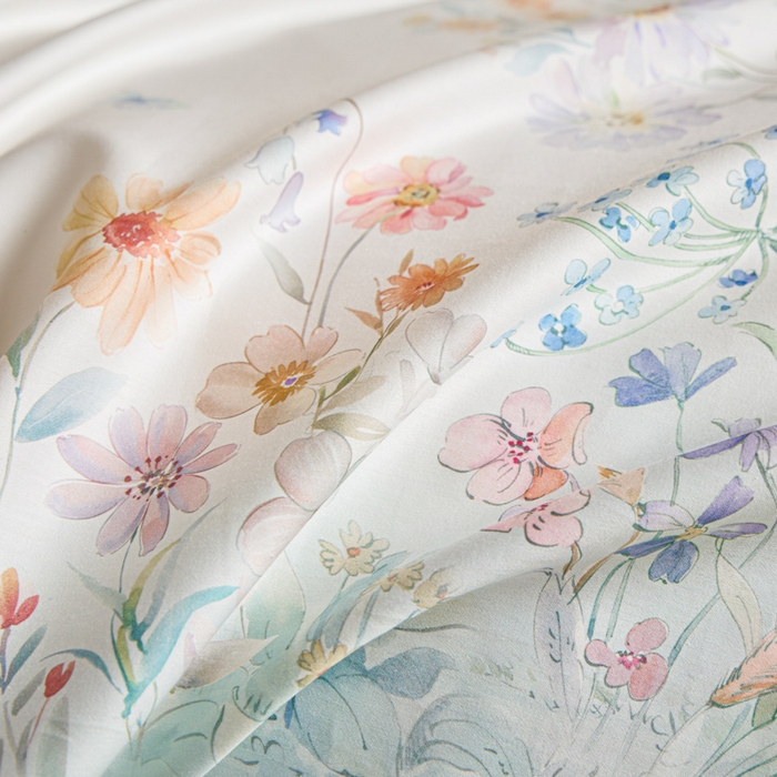 91家纺网 家纺一手货源 找家纺 U品汇 2026新品纯棉全棉平网大版数码印花四件套高端60支长绒棉贡缎埋绳宽边系列 花间逐梦（绿）