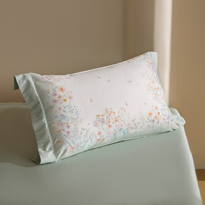 91家纺网 家纺一手货源 找家纺 U品汇 2026新品纯棉全棉平网大版数码印花四件套高端60支长绒棉贡缎埋绳宽边系列 花间逐梦（绿）