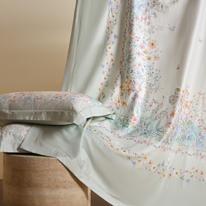 91家纺网 家纺一手货源 找家纺 U品汇 2026新品纯棉全棉平网大版数码印花四件套高端60支长绒棉贡缎埋绳宽边系列 花间逐梦（绿）