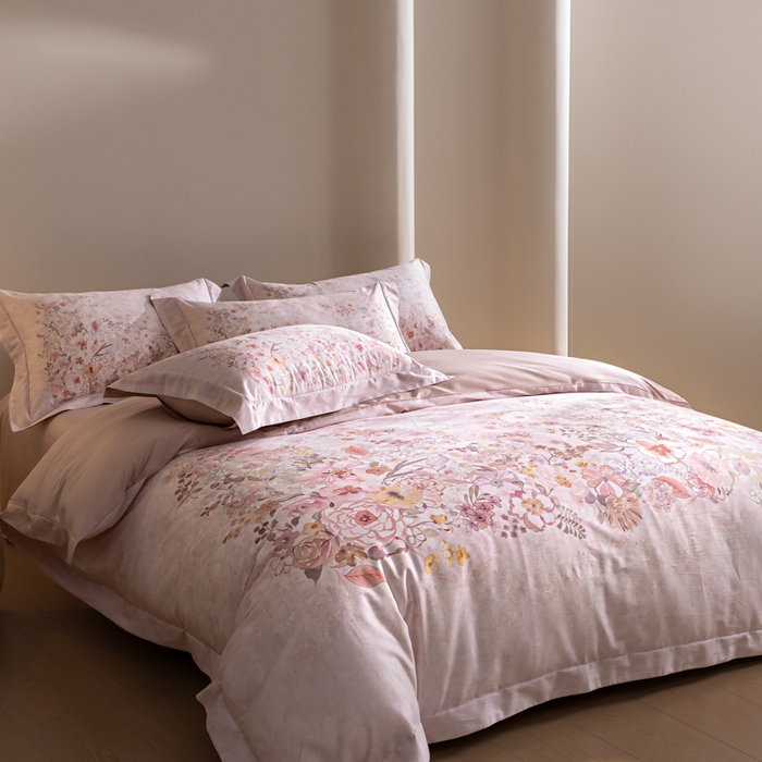 91家纺网 家纺一手货源 找家纺 U品汇 2026新品纯棉全棉平网大版数码印花四件套高端60支长绒棉贡缎埋绳宽边系列 花笺梦语（粉）