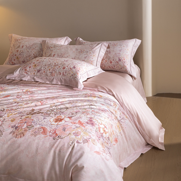 91家纺网 家纺一手货源 找家纺 U品汇 2026新品纯棉全棉平网大版数码印花四件套高端60支长绒棉贡缎埋绳宽边系列 花笺梦语（粉）