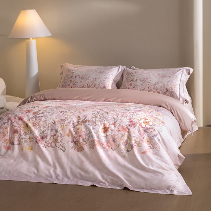 91家纺网 家纺一手货源 找家纺 U品汇 2026新品纯棉全棉平网大版数码印花四件套高端60支长绒棉贡缎埋绳宽边系列 花笺梦语（粉）