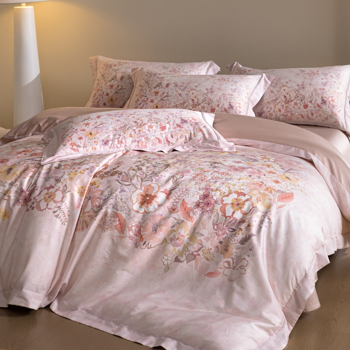 91家纺网 家纺一手货源 找家纺 U品汇 2026新品纯棉全棉平网大版数码印花四件套高端60支长绒棉贡缎埋绳宽边系列 花笺梦语（粉）