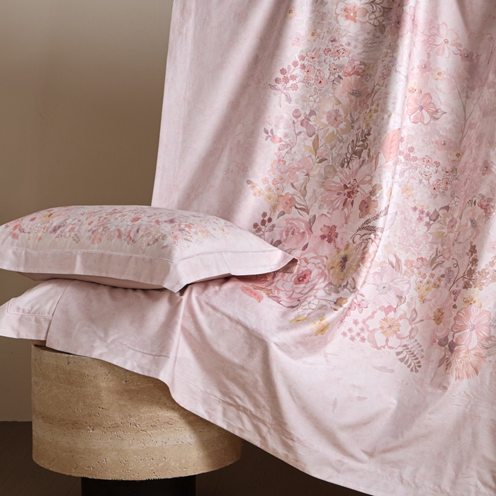 91家纺网 家纺一手货源 找家纺 U品汇 2026新品纯棉全棉平网大版数码印花四件套高端60支长绒棉贡缎埋绳宽边系列 花笺梦语（粉）