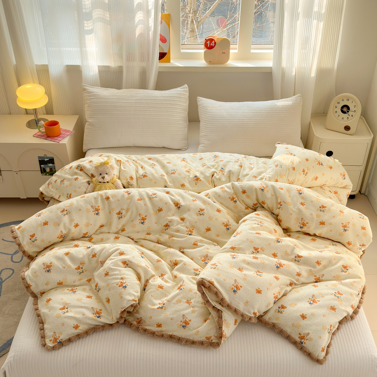 91家纺网 家纺一手货源 找家纺 丽涵家纺 2026新款全棉双层纱毛球花边单品被套 小熊郊游