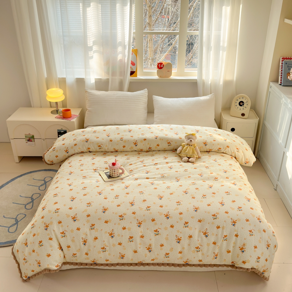 91家纺网 家纺一手货源 找家纺 丽涵家纺 2026新款全棉双层纱毛球花边单品被套 小熊郊游