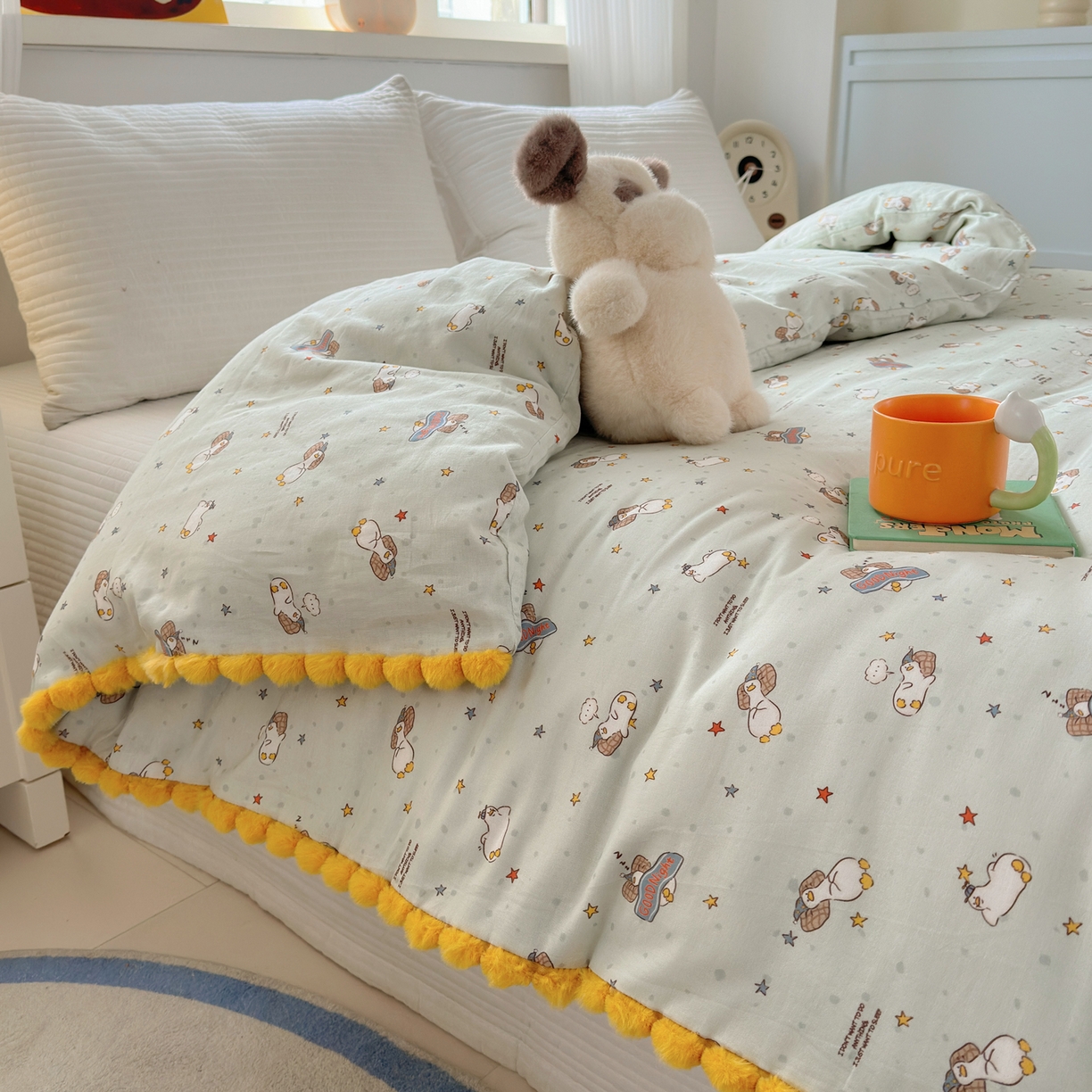 91家纺网 家纺一手货源 找家纺 丽涵家纺 2026新款全棉双层纱毛球花边单品被套 晚安鸭-绿