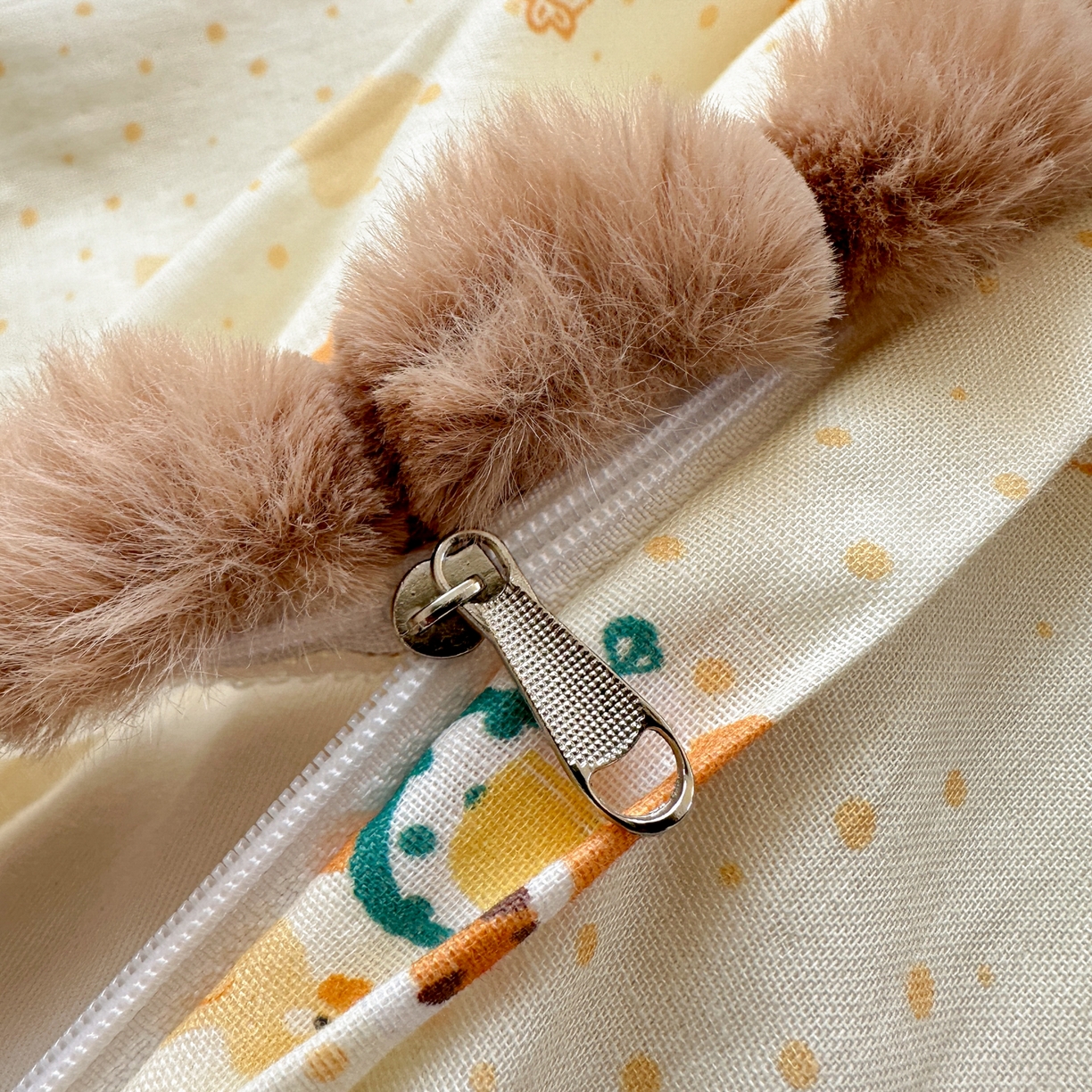 91家纺网 家纺一手货源 找家纺 丽涵家纺 2026新款全棉双层纱毛球花边单品被套 小熊郊游