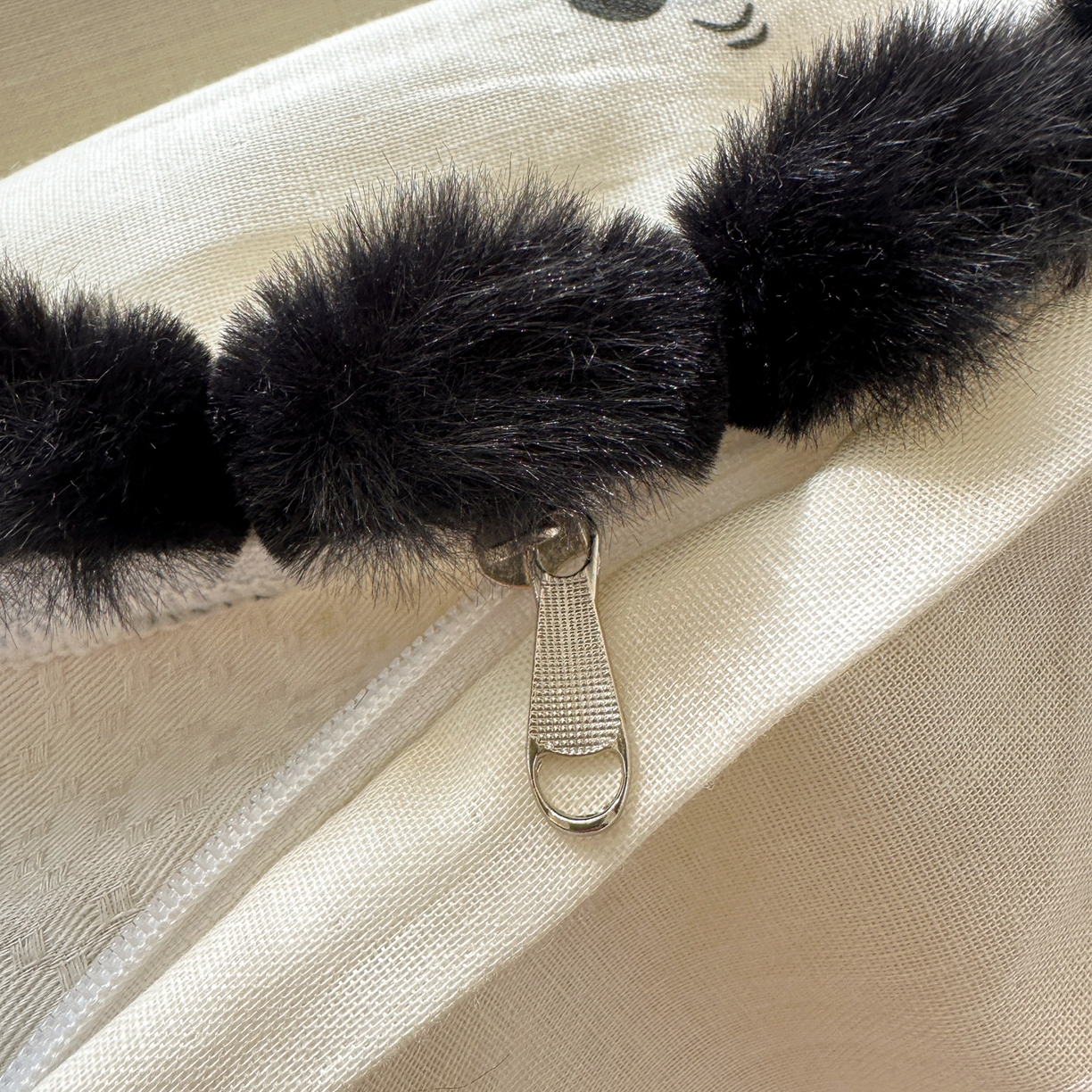 91家纺网 家纺一手货源 找家纺 丽涵家纺 2026新款全棉双层纱毛球花边单品被套 熊猫笨笨