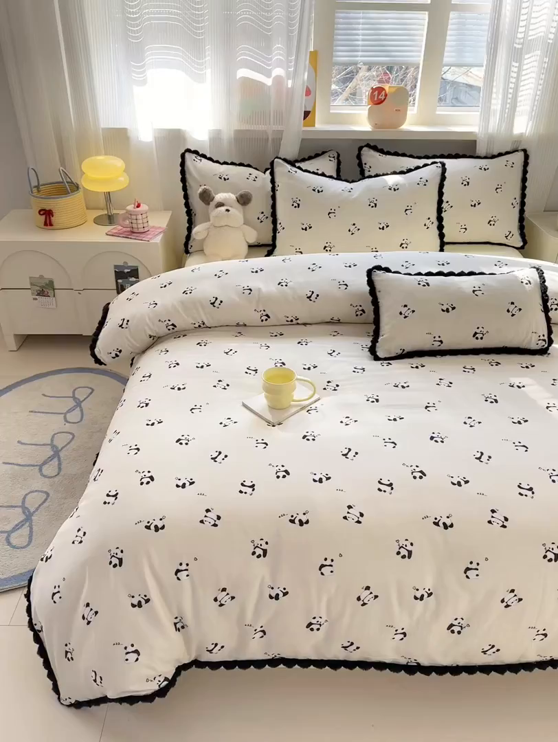 91家纺网 家纺一手货源 找家纺 丽涵家纺 2026新款全棉双层纱毛球花边单品被套 熊猫笨笨