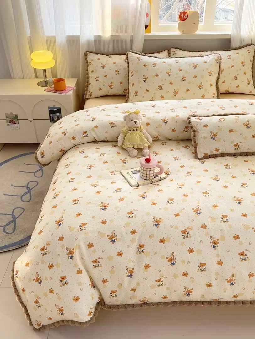 91家纺网 家纺一手货源 找家纺 丽涵家纺 2026新款全棉双层纱毛球花边单品被套 小熊郊游