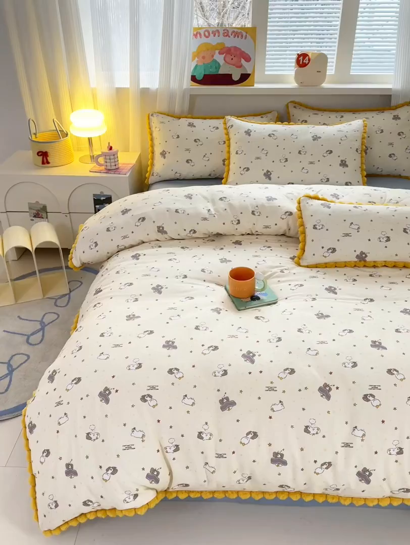 91家纺网 家纺一手货源 找家纺 丽涵家纺 2026新款全棉双层纱毛球花边单品被套 晚安鸭-黄