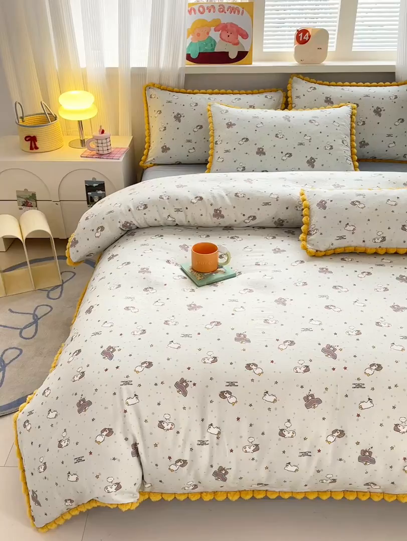 91家纺网 家纺一手货源 找家纺 丽涵家纺 2026新款全棉双层纱毛球花边单品被套 晚安鸭-绿