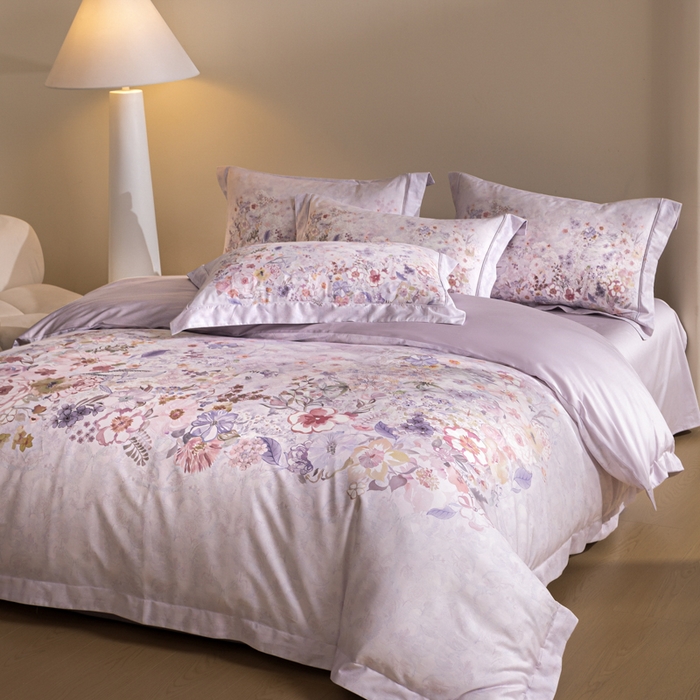 91家纺网 家纺一手货源 找家纺 U品汇 2026新品纯棉全棉平网大版数码印花四件套高端60支长绒棉贡缎埋绳宽边系列 花笺梦语（紫）