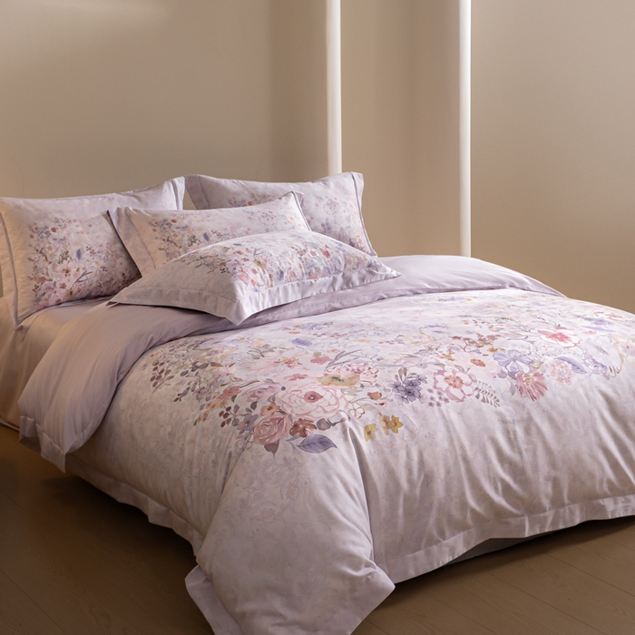 91家纺网 家纺一手货源 找家纺 U品汇 2026新品纯棉全棉平网大版数码印花四件套高端60支长绒棉贡缎埋绳宽边系列 花笺梦语（紫）